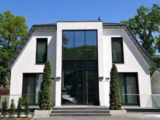 Hausfront im Sommer