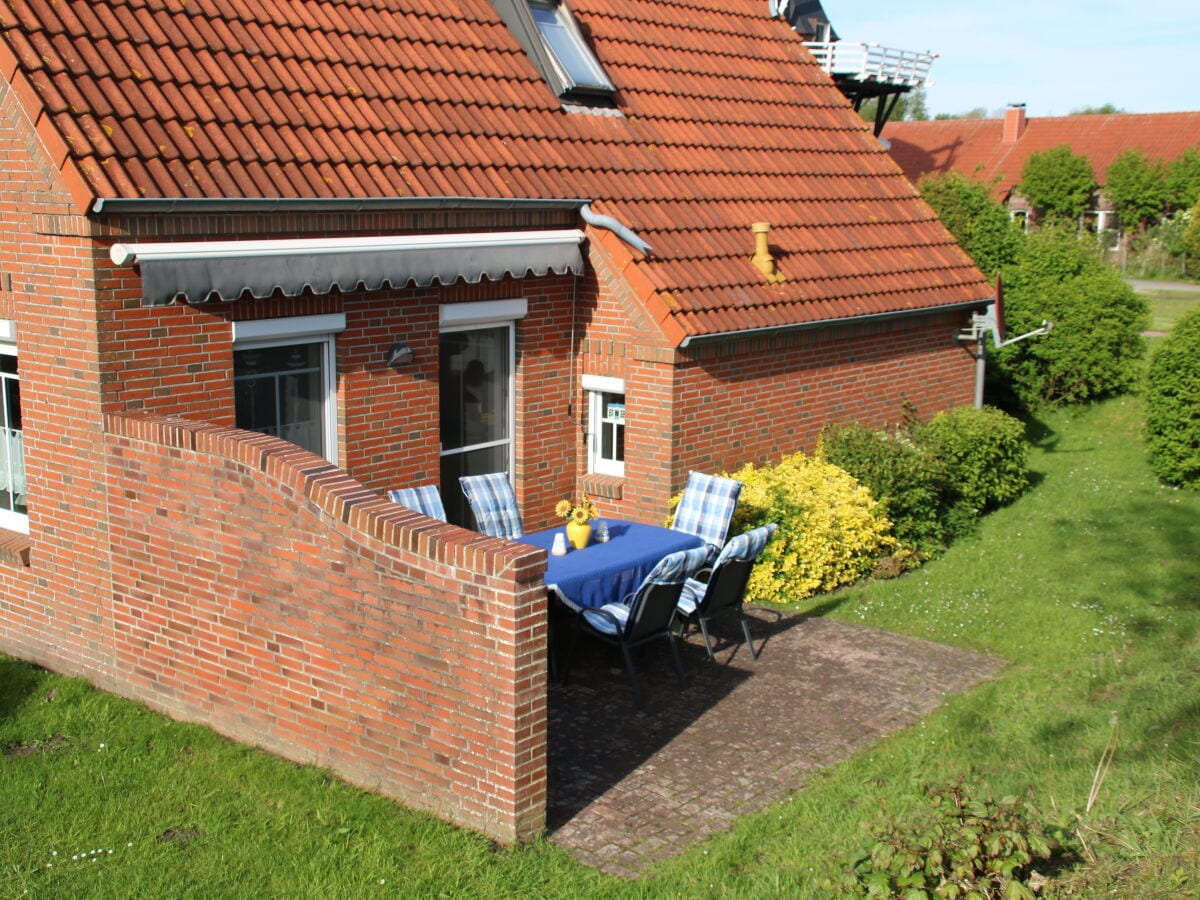 Terrasse mit gemauertem Windschutz