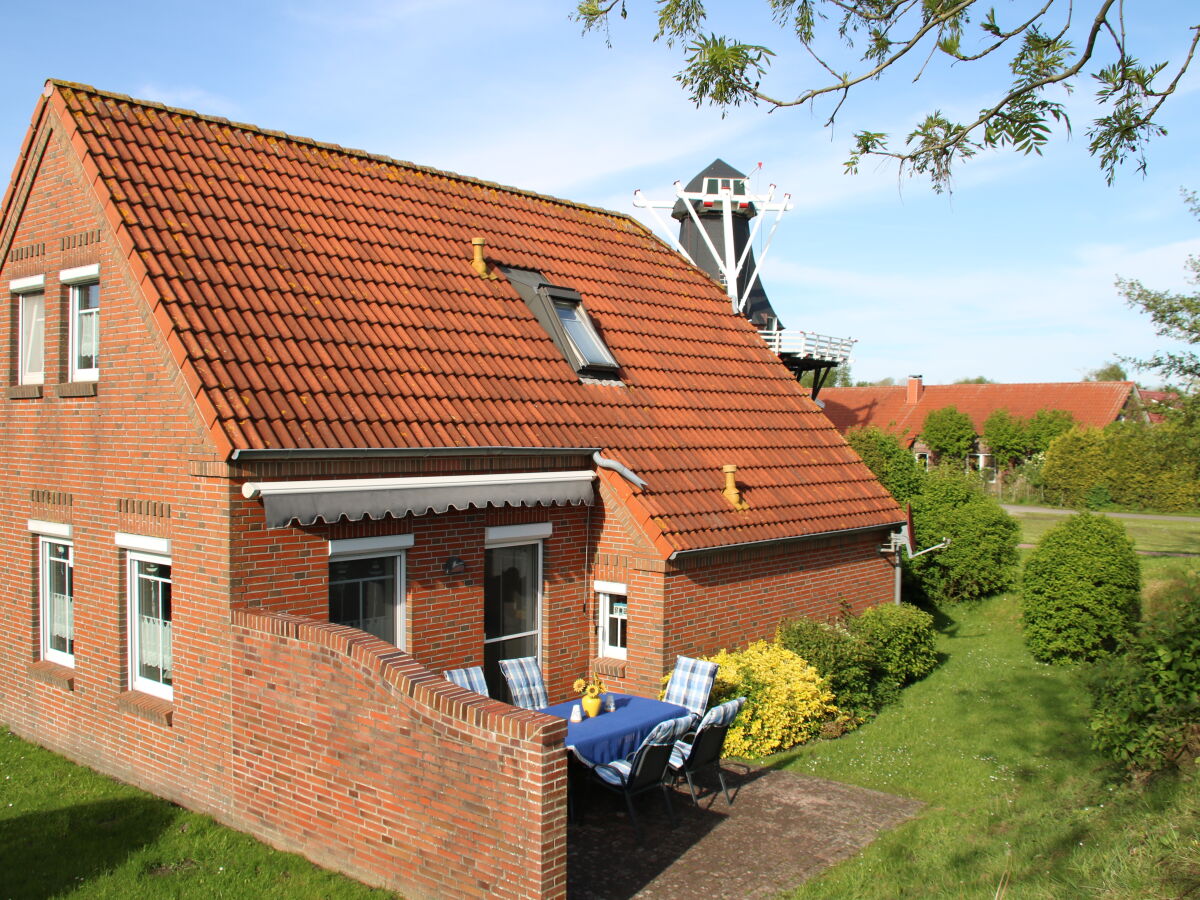 Terrasse mit Mühle im Hintergrund