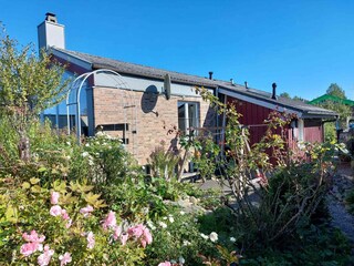 Etagenartiger Garten mit viel lauschigen Plätzen