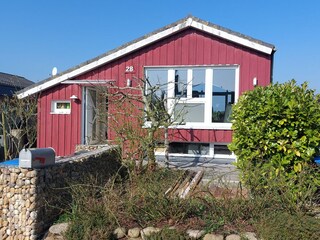 Frontansicht mit neuen bodentiefen Fenstern