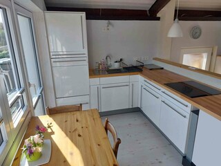 gut ausgestattete Küche mit viel Licht