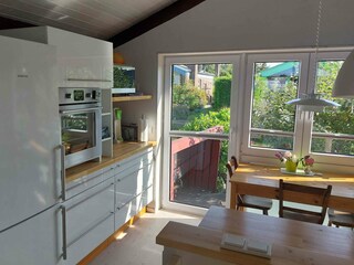 Küche mit Blick auf die vordere Terrasse