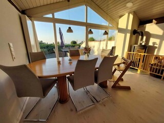 großer Esstisch und Ofenecke