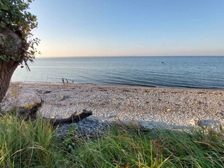 den Strand erreicht man bequem über eine Treppe