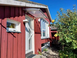 Forderfront mit Eingang und Südostsitzplatz