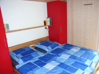 Schlafzimmer 1 mit Doppelbett inkl. TV
