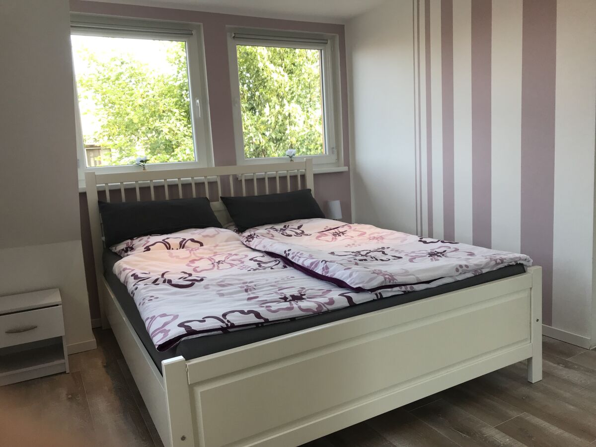 Zweite Schlafzimmer mit großem Kleifderschrank und TV