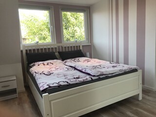 Zweite Schlafzimmer mit großem Kleifderschrank und TV