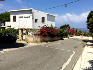 Access to the holiday home (contrary the one way street!)