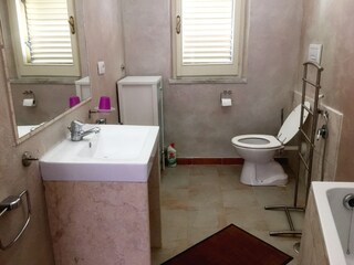 Bath in upper level