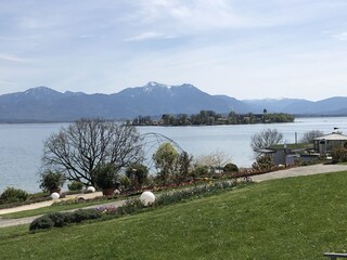 Blick von Rimsting auf Fraueninsel und Berge