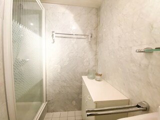 Badezimmer 2 mit Düsche und Waschbecken