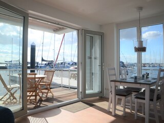 ... und mit wunderbarem Blick in den Hafen