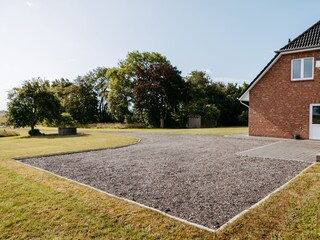 Großer Parkplatz und ein Caportstellplatz