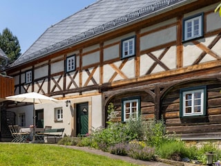 Hof mit Kräuterbeet