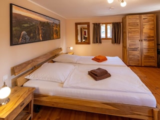 Schlafzimmer Sandsteinboofe mit Doppelbett