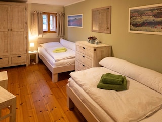 Schlafzimmer Blumenwiese mit 2 Einzelbetten