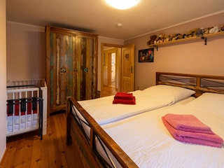 Schlafzimmer Bärenhöhle mit Babybett