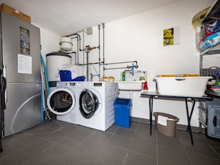 Wirtschaftsraum mit Waschmaschine/Trockner/Kühlschrank