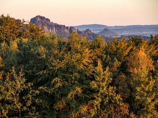 Blick vom Hankehübel: Schrammsteine und Zirkelstein