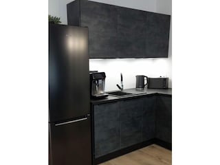 Küche mit Kaffeevollautomat