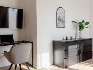 Schlafzimmer mit TV und Schreibtisch