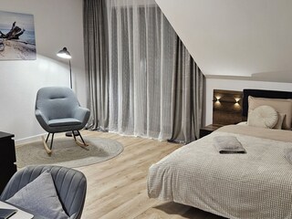 Schlafzimmer mit Sitzecke