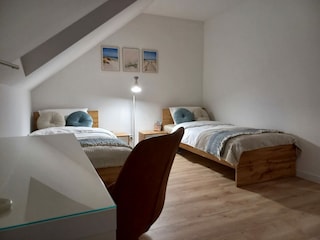 Kinderzimmer mit Schreibtisch