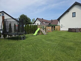 Garten mit Spielplatz und Pool