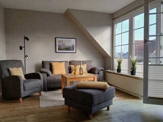 Wohnzimmer mit Balkon