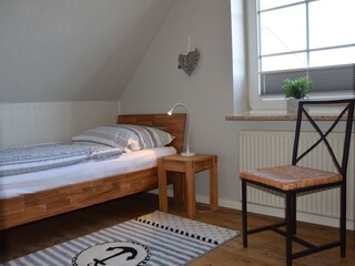 Kinderzimmer mit zwei Betten