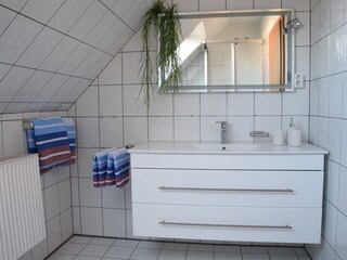 Badzimmer mit Waschmaschine u.Dusche