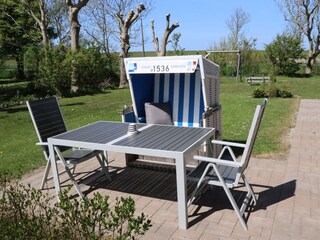 Gemütliche Terrasse mit Strandkorb