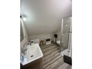 Bad mit Dusche und WC