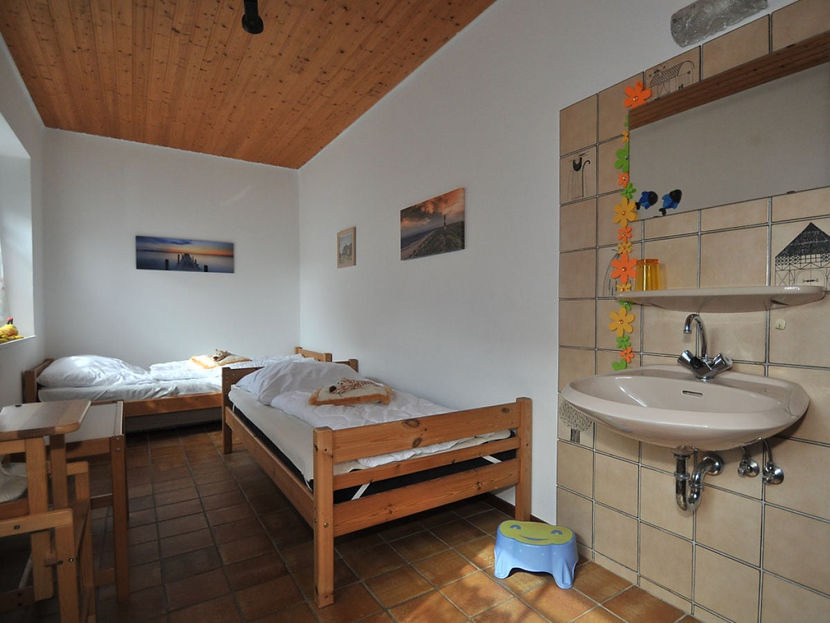 2. Schlafzimmer mit Waschbecken