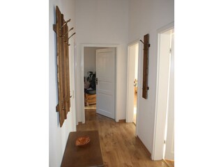 Blick in den Flur zum Wohnzimmer