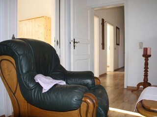 Blick von der Couch zum Flur und zur Schiebetür links
