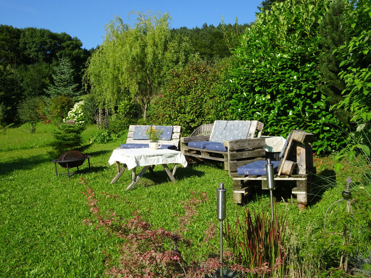 Feuerstelle im Garten mit Blick auf den Ort