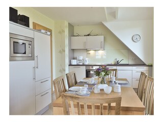 moderne Küche mit Esstisch