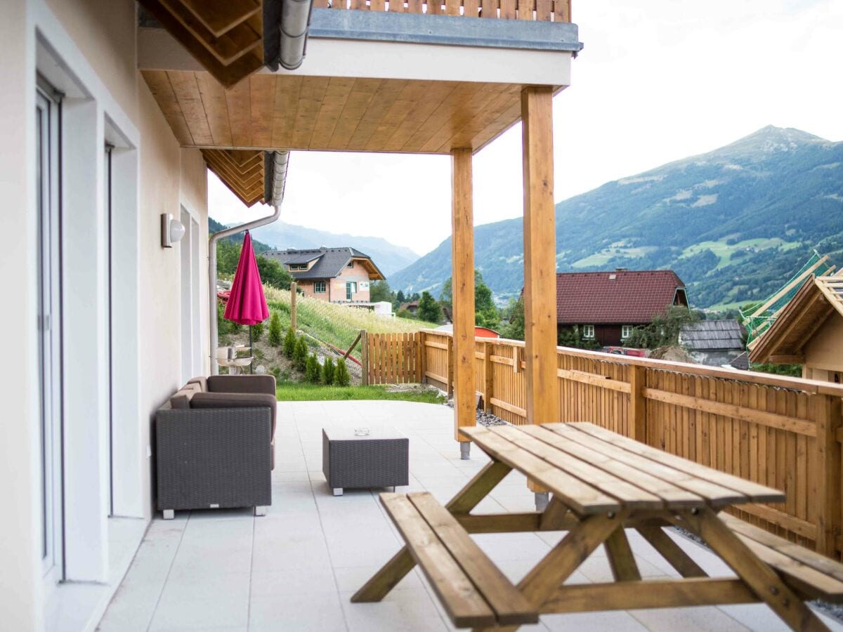 Terrasse und Balkon mit Bergblick