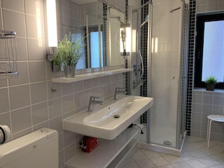 Neu renoviert mit zwei Steckdosen in Lampe!