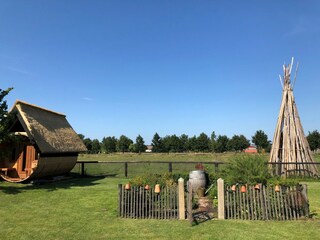 Blick auf Sauna, Kräutergarten & Pferdekoppel