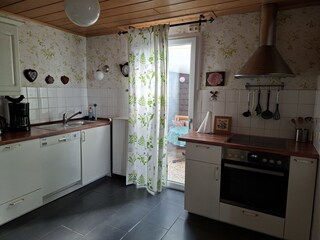 Küche mit Ausgang zum Balkon