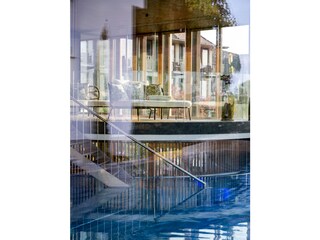 Wellnessbereich mit Innen- und Außenpool