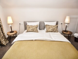 Zweites Schlafzimmer mit Schrank und Weitblick zum See