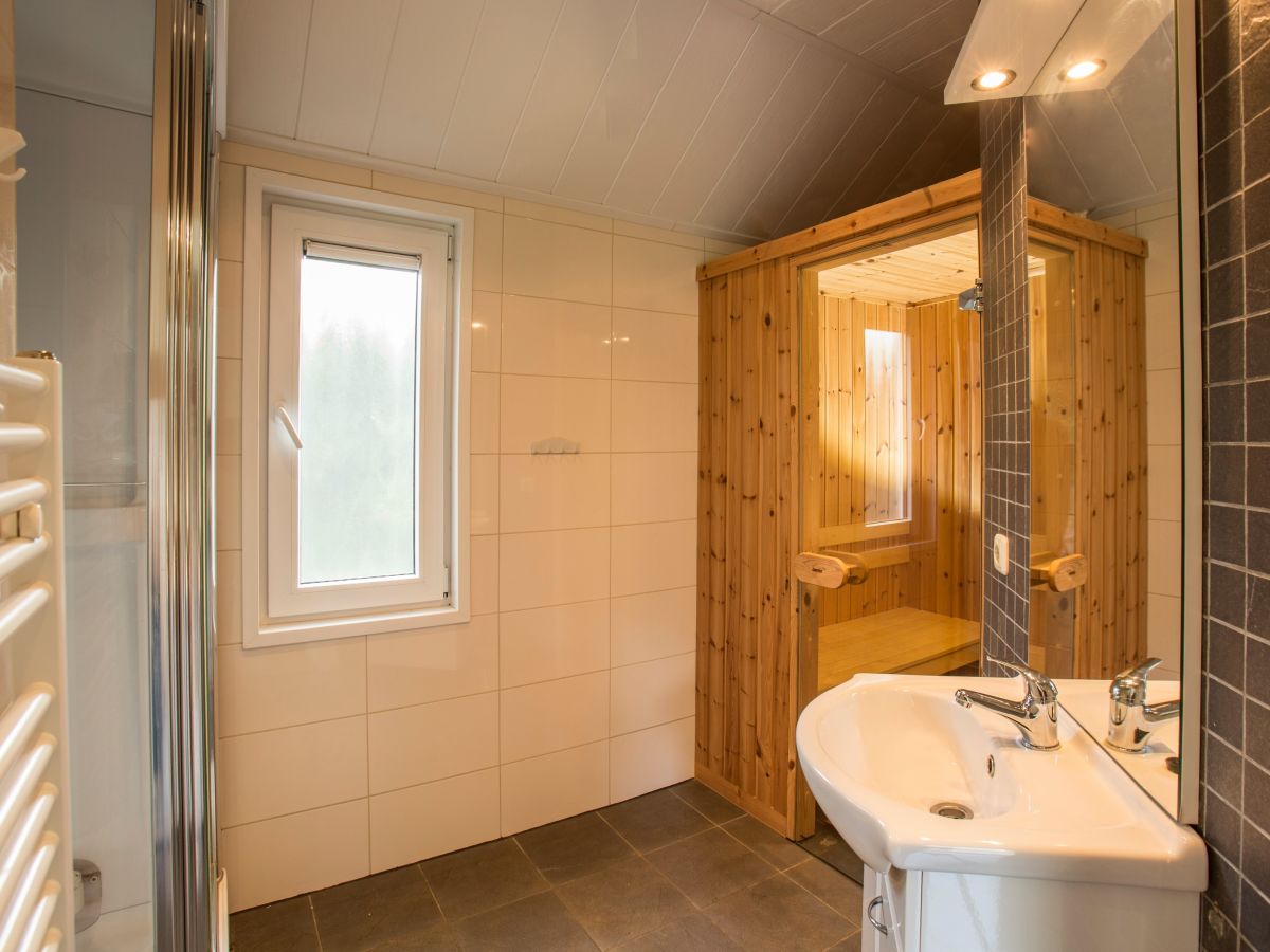 Badezimmer mit Luxusdusche und Sauna