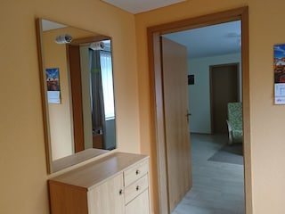 Flur mit Garderobe und Spiegel