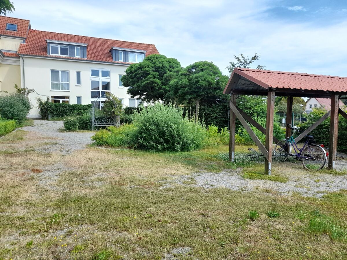 Fahrradunterstellplatz hinter dem Haus