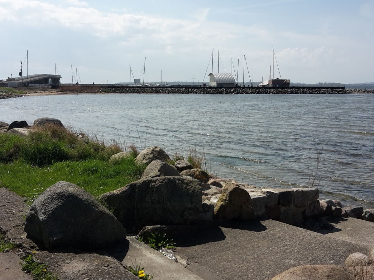 Blick auf den Hafen bei sanftem Sonnenschein